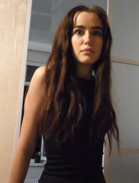 Девушка в шоке, незнакомец на вечеринке предложил ей сесть на лицо