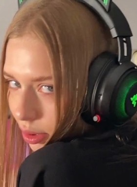 Мой парень застукал меня за просмотром порно (где я делаю минет) и трахнул