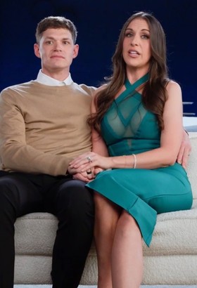 Моя жена получает удовольствие от другого огромного члена